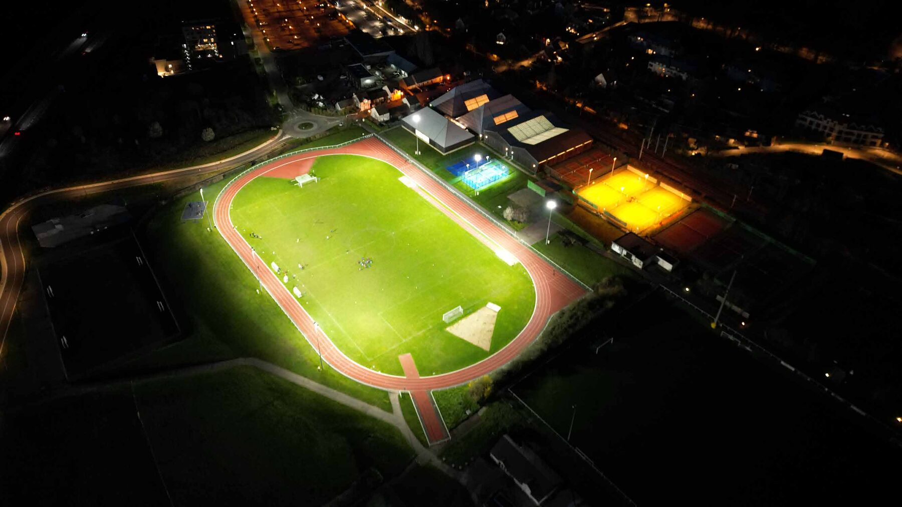Stade et piste d'athlétisme éclairés la nuit